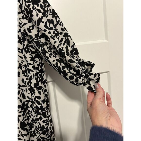 WELL WORN Women's Blouse Black and White Size M Loose Fitting Gathered Sleeves - Picture 6 of 7